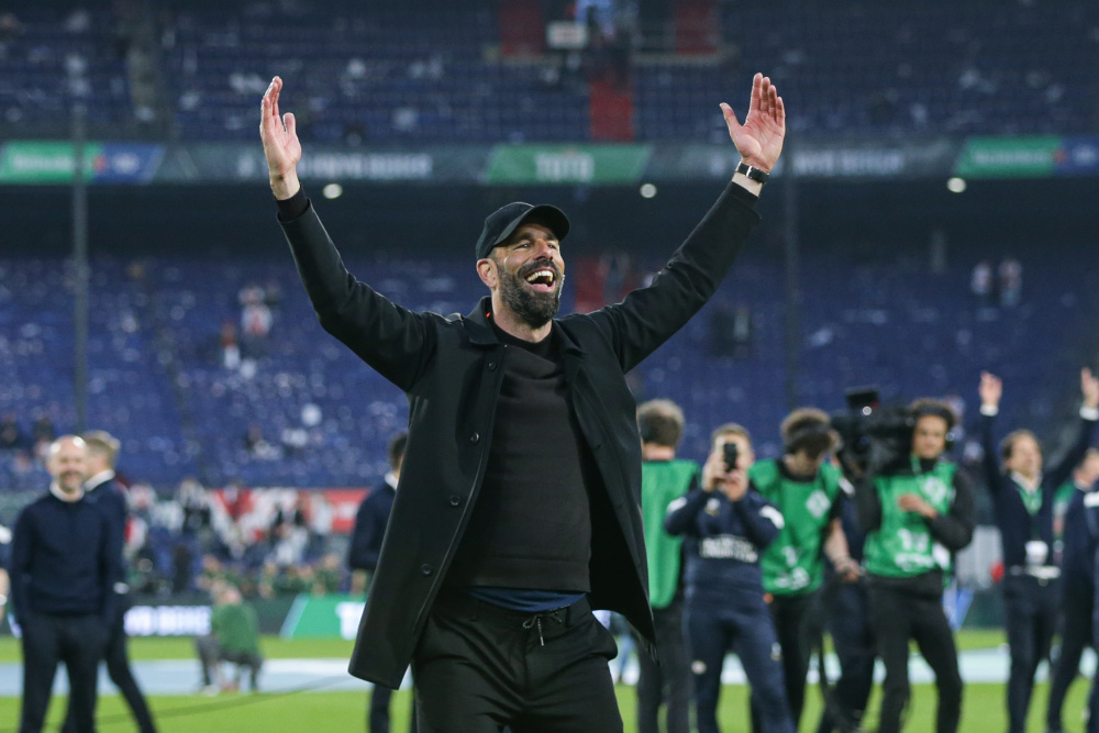 荷兰体育选手在足球比赛中获得胜利 荷兰体育选手在足球比赛中获得胜利