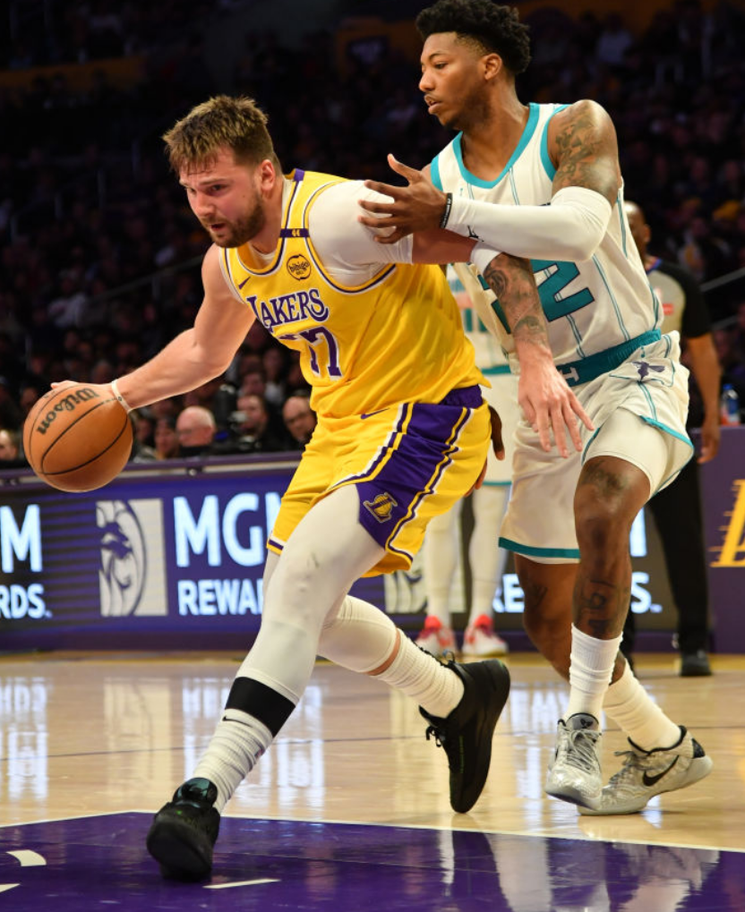 包含人客场击败黄蜂，终结两连败的词条