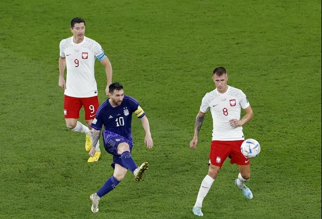 激烈的足球角逐,让人着迷不已 激烈的足球角逐,让人着迷不已