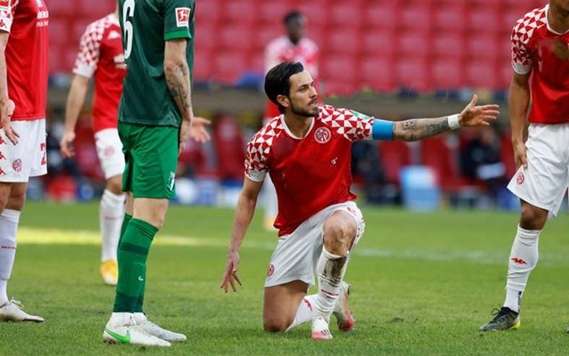 沙尔克主场不慎失利，积分减少