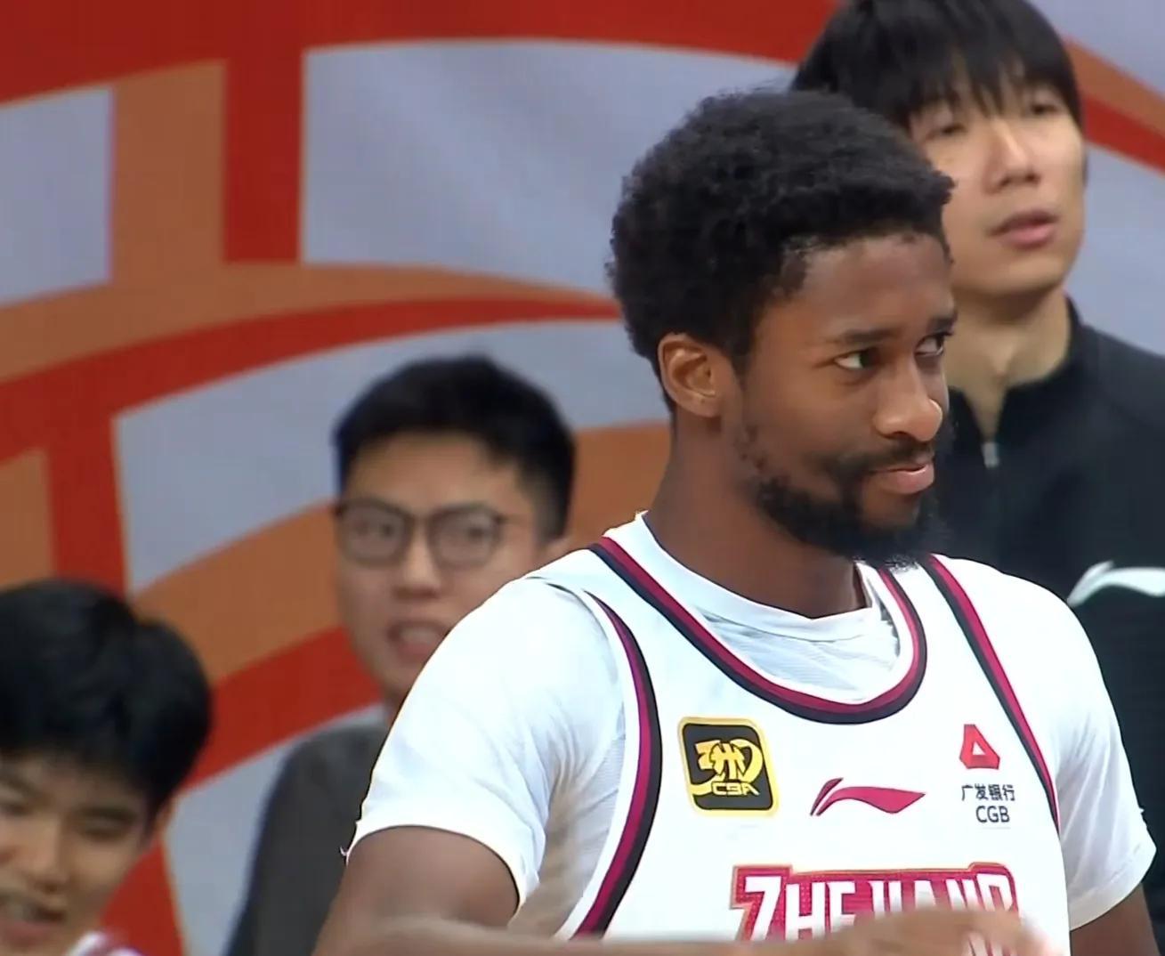 爱游戏中国官网-全神贯注！球队热血拼搏争夺胜利