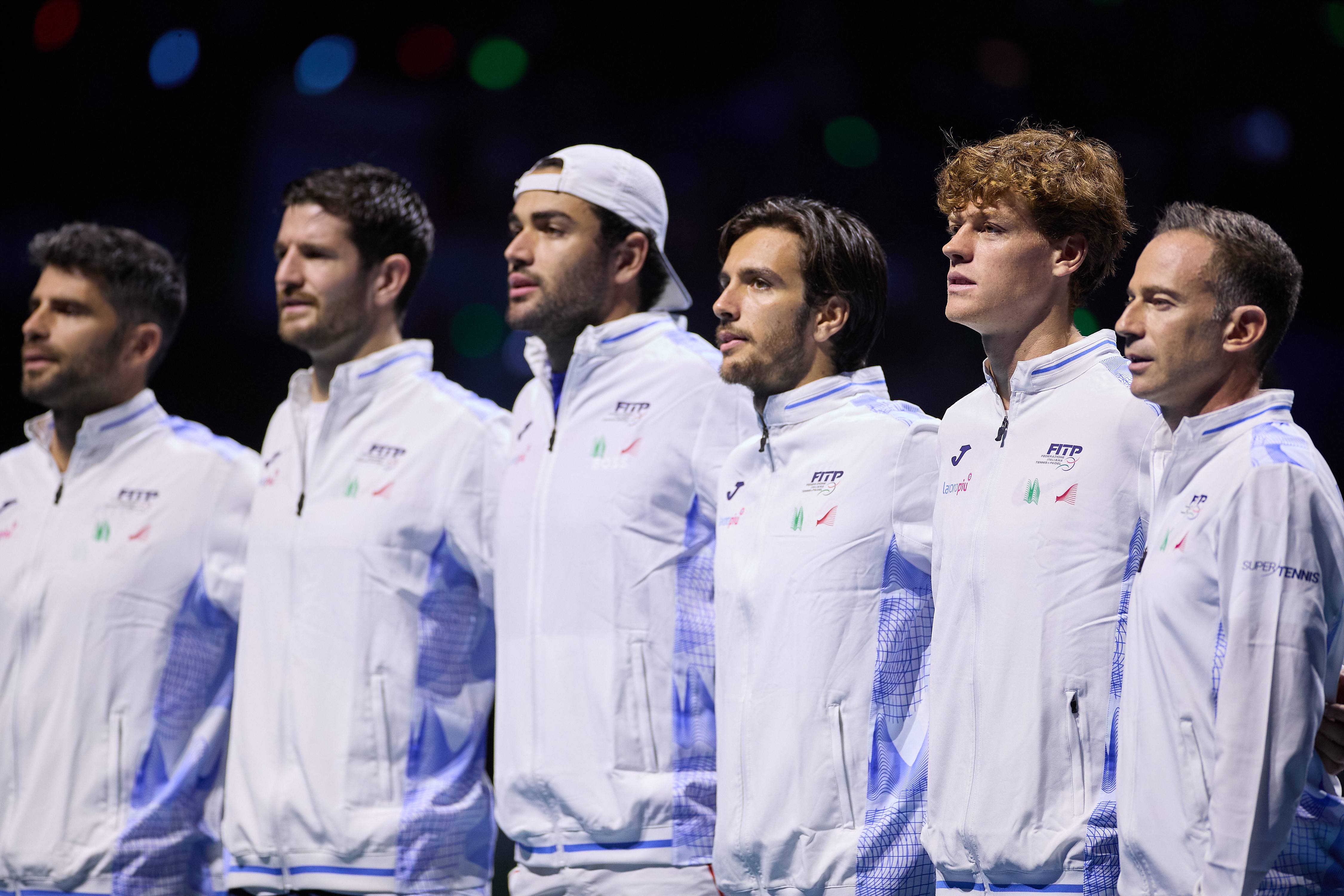 意大利选手获得赛艇项目冠军