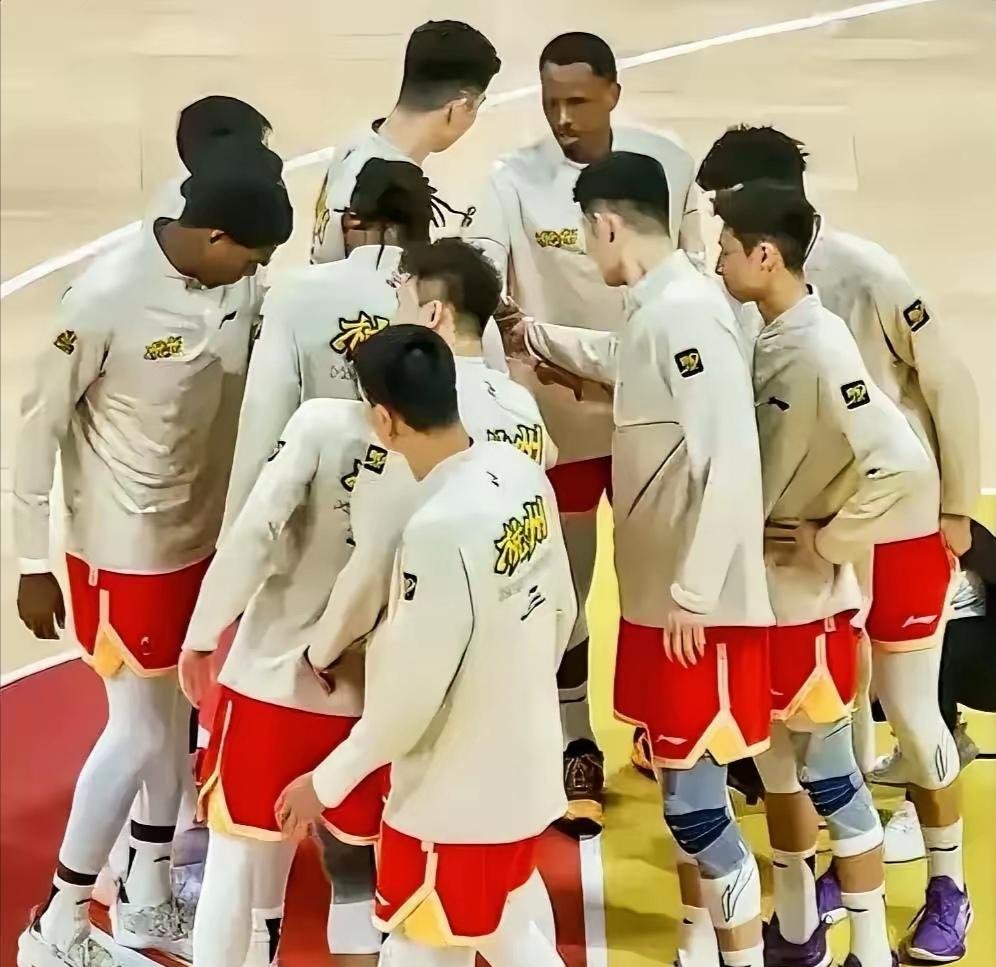 双方球员展示默契配合，力争胜利