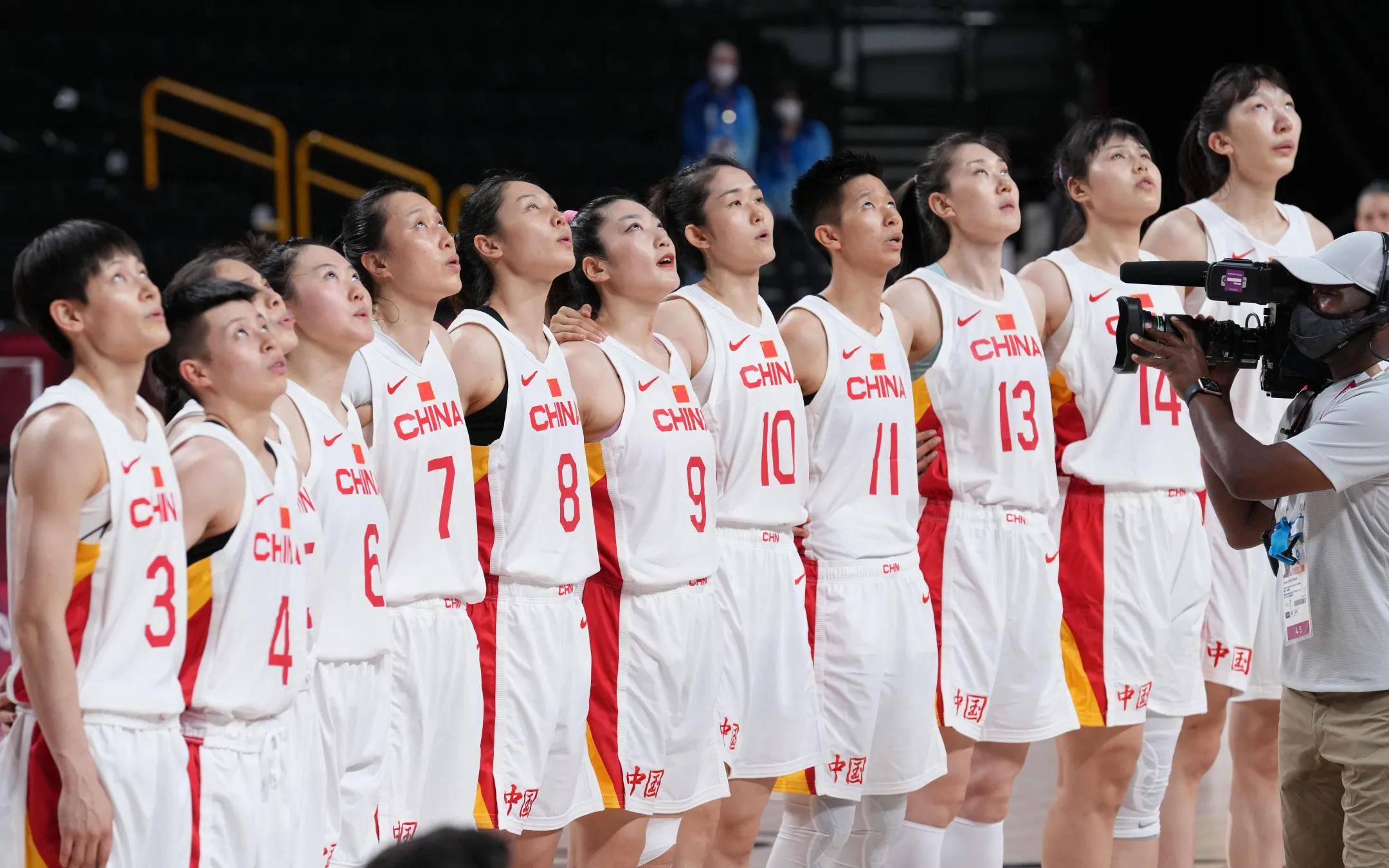 比赛中球队展现出团结互助的精神