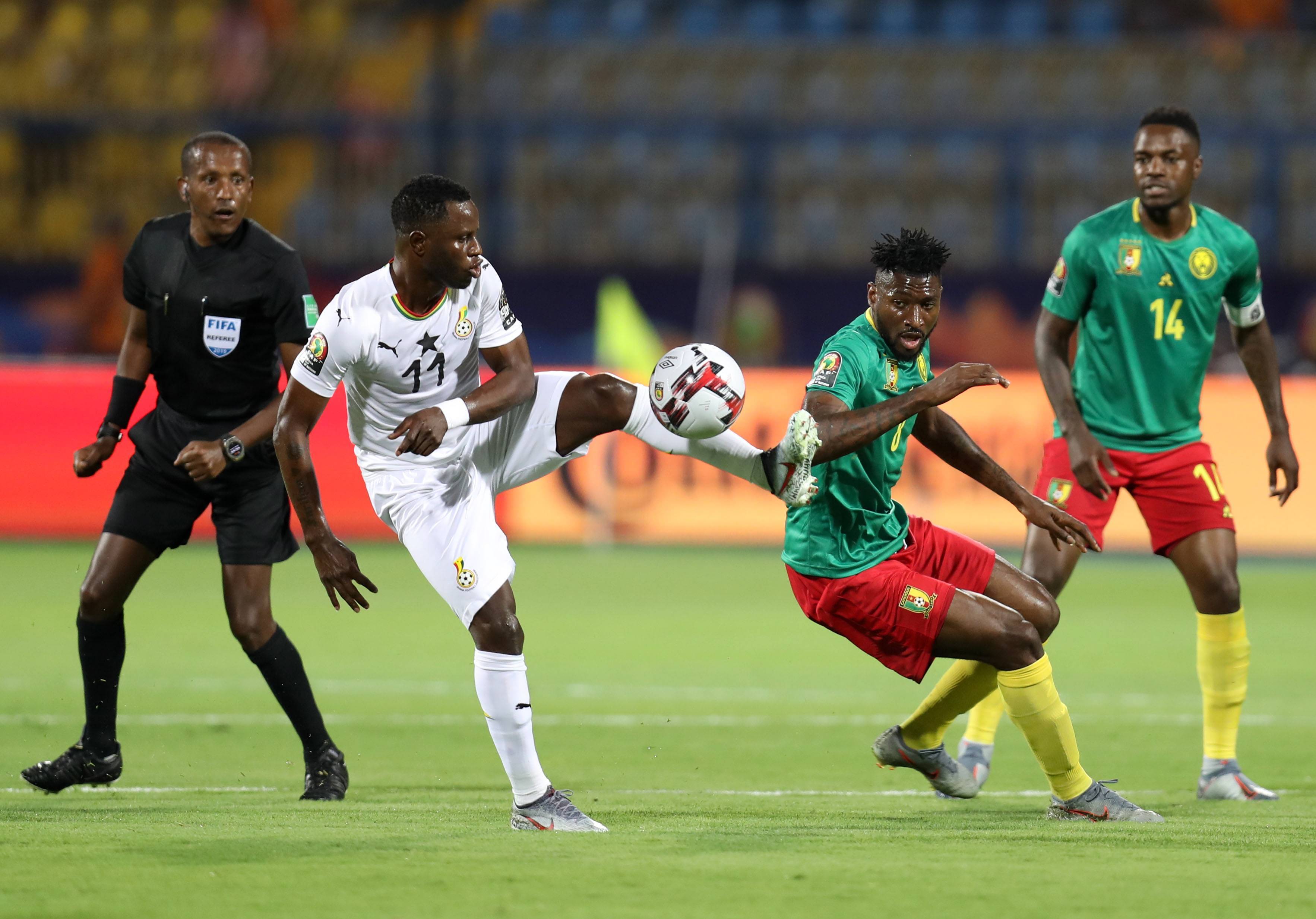 爱游戏官网-足球比赛激烈对决，球员表现值得关注