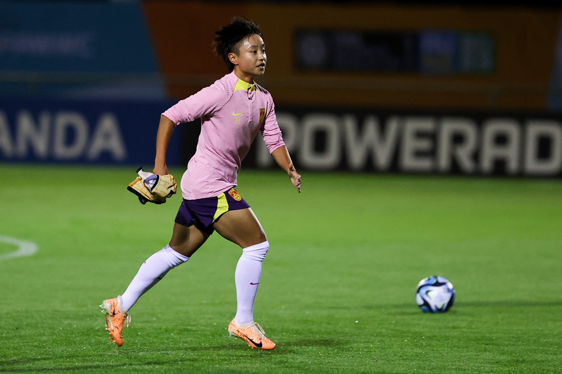爱游戏-高水平女足球员在赛场上展现实力