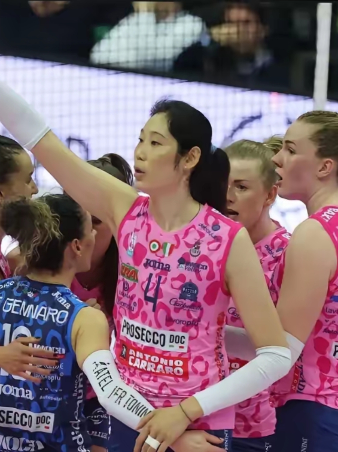 包含全球足球赛事盛况：女选手豪气出击斩获冠军的词条