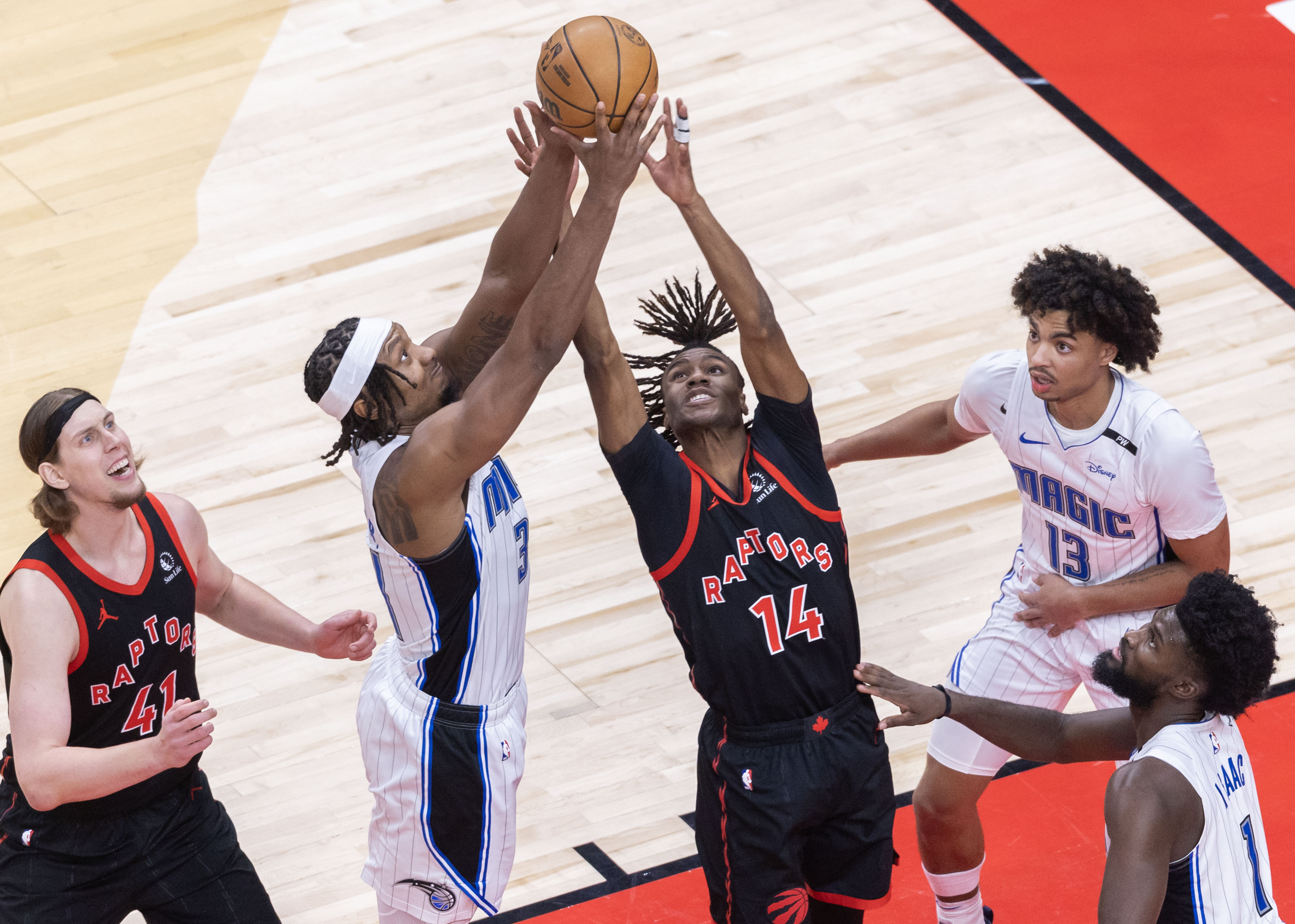 篮球场上出现技术大招，球员表现亮眼