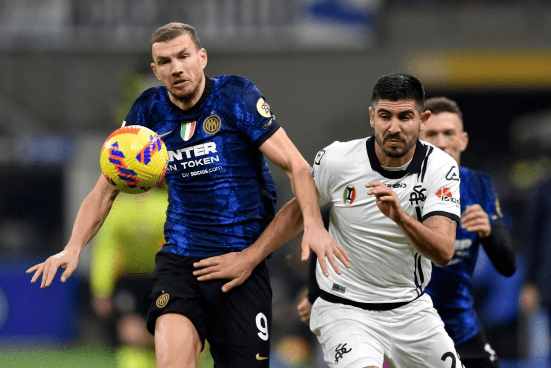 包含斯佩齐亚主场战平，表现稳定迈入中游的词条