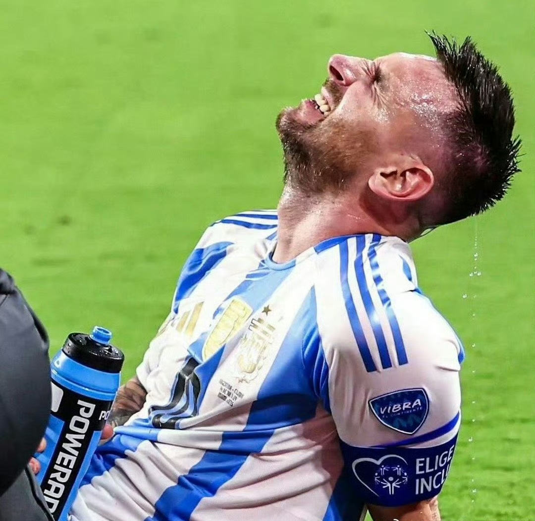 足球明星的精彩表现受到球迷极力追捧