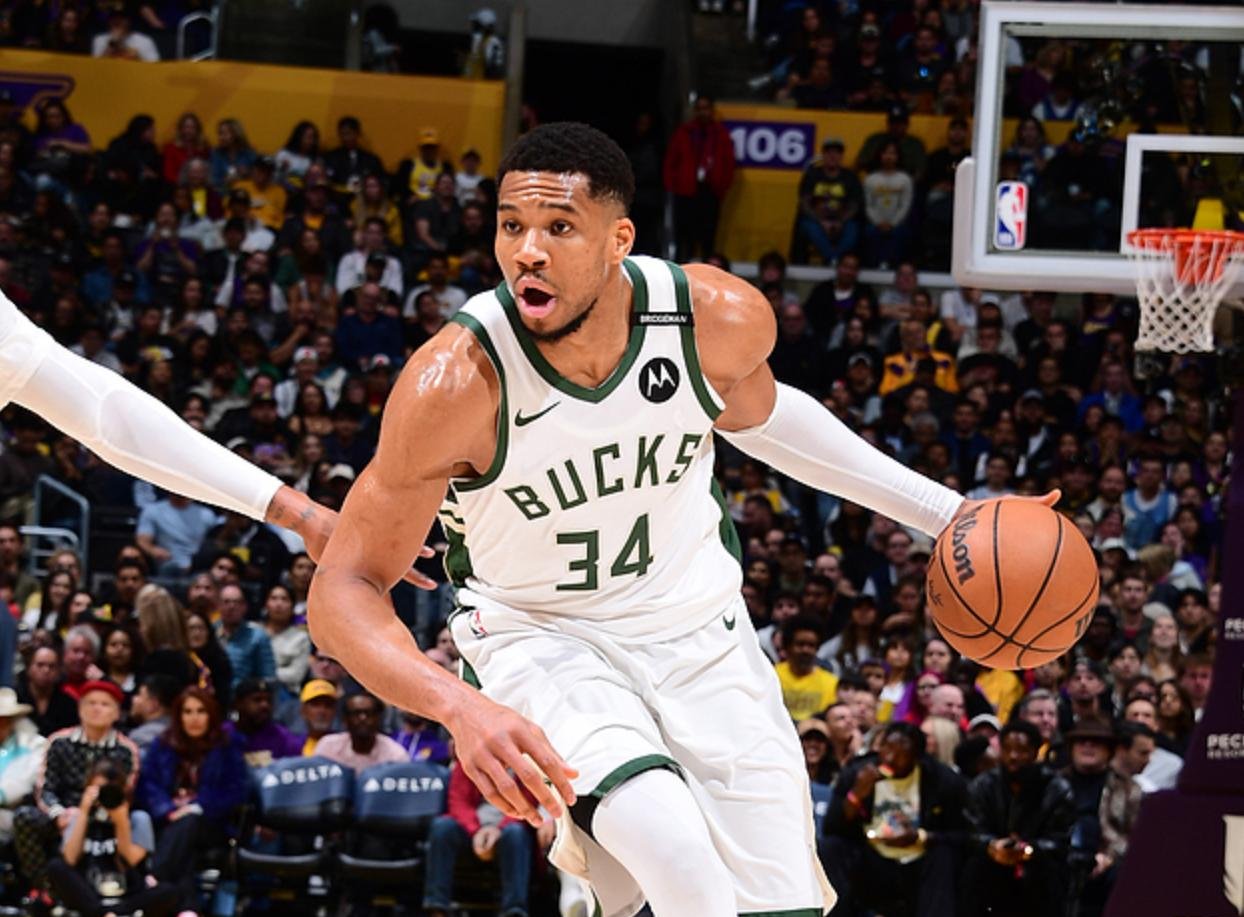 爱游戏-雄鹿轻取湖人保持不败纪录