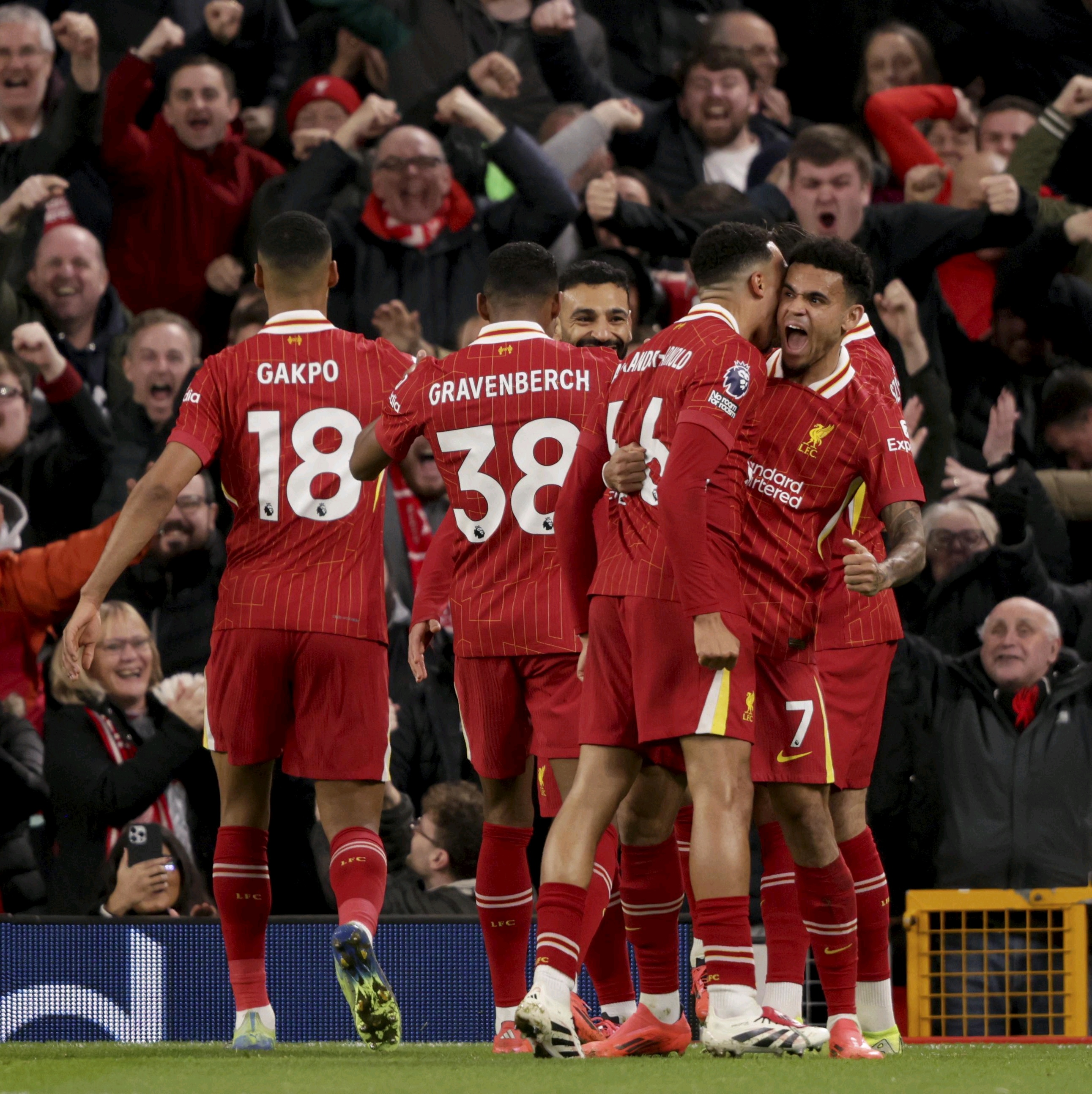 利物浦中场拼抢不放松，助球队胜出